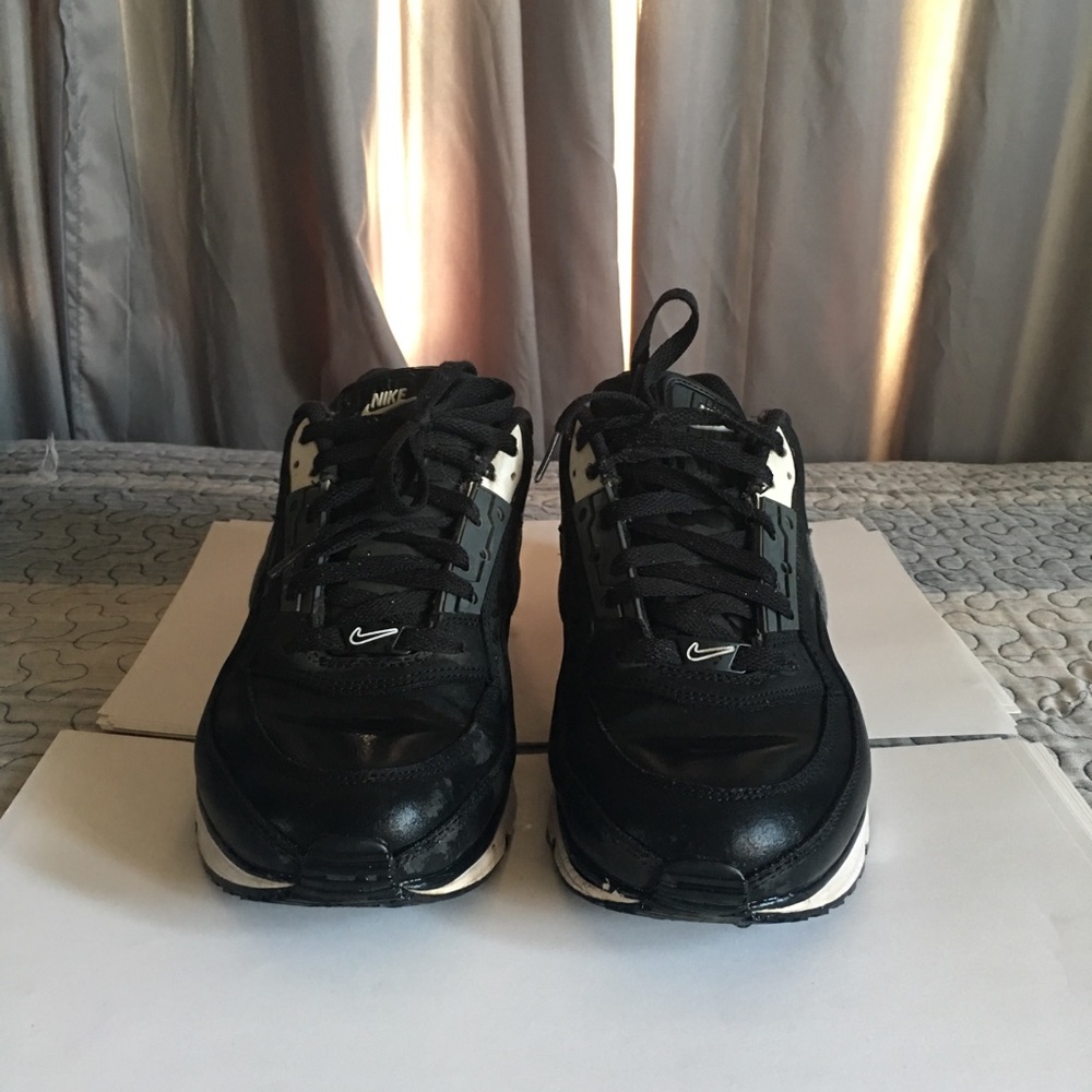 Nike air maxes LTD 3